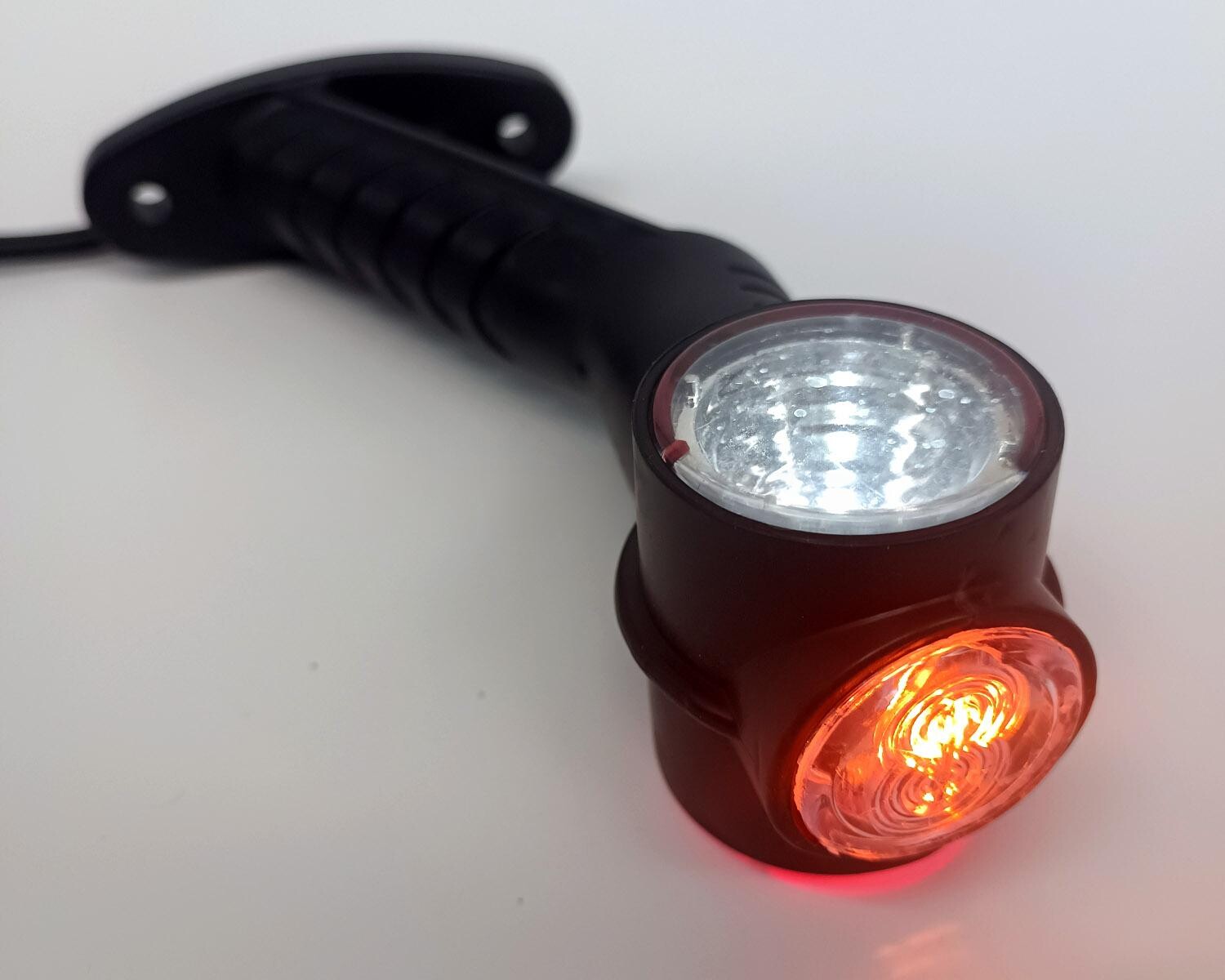 Ліхтар габаритний ріг (18см) триколірний діодний BAD Ліхтар габаритний ріг (18см) триколірний діодний BAD