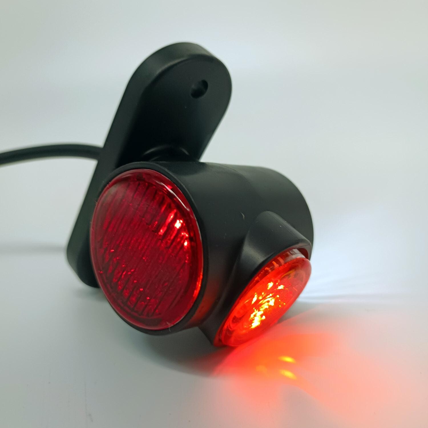 Ліхтар габаритний ріг (7см) триколірний діодний BAD Ліхтар габаритний ріг (7см) триколірний діодний BAD