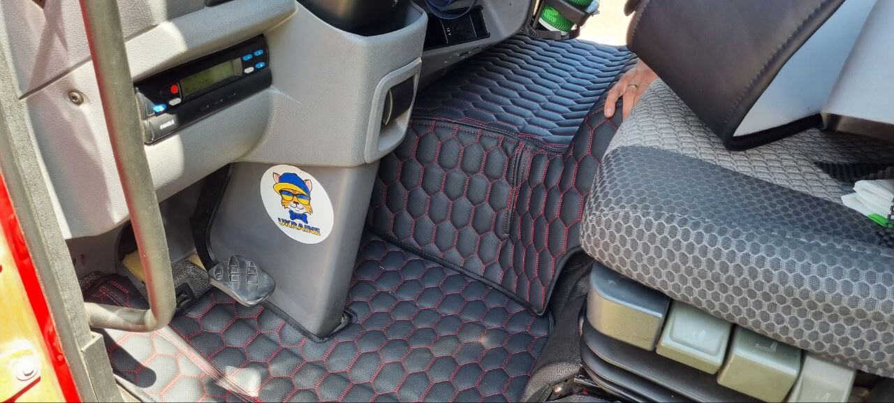 Коврик Экокожа DAF LF 2001-2006; МКПП, черный, АСП перфорация Коврик Экокожа DAF LF 2001-2006; МКПП, черный, АСП перфорация