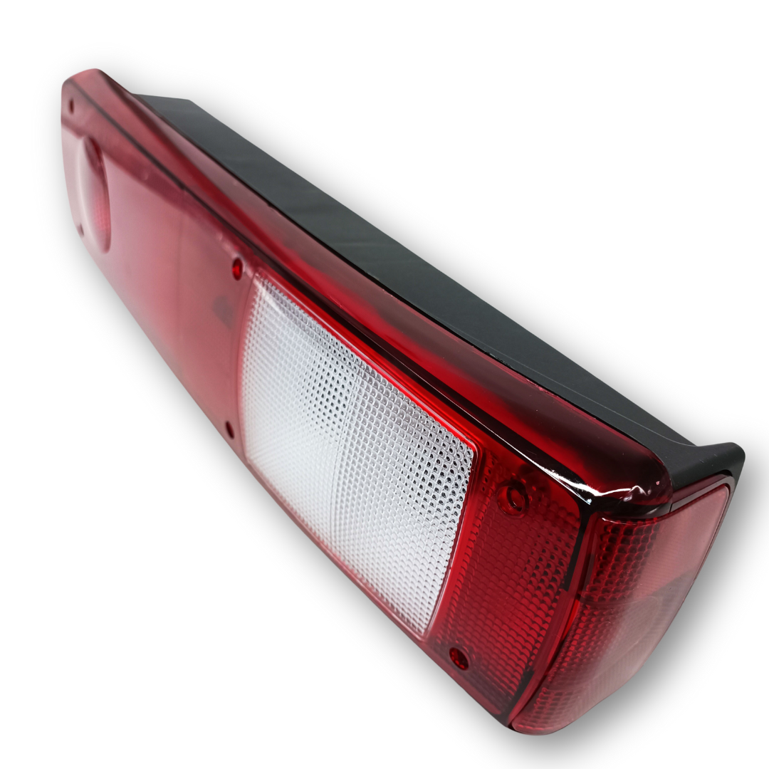 Фонарь задний RENAULT PREMIUM I / II - MAGNUM - KERAX (2006→) \правый\ с разъемом AMP Фонарь задний RENAULT PREMIUM I / II - MAGNUM - KERAX (2006→) \правый\ с разъемом AMP