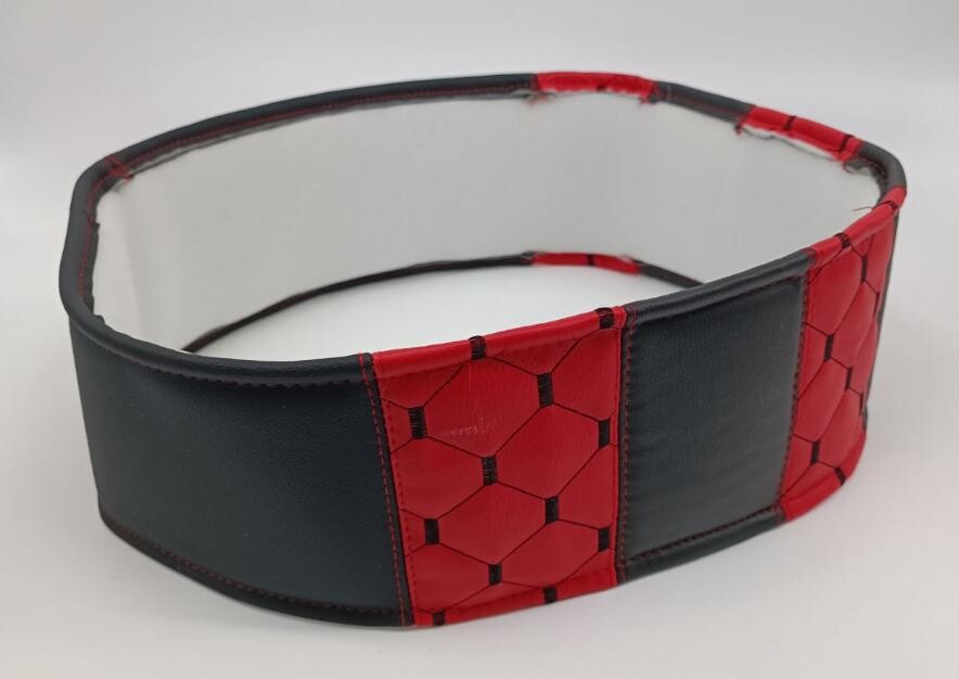 Оплетка руля Экокожа Ø 45см - черная с красными вставками Оплетка руля Экокожа Ø 45см - черная с красными вставками