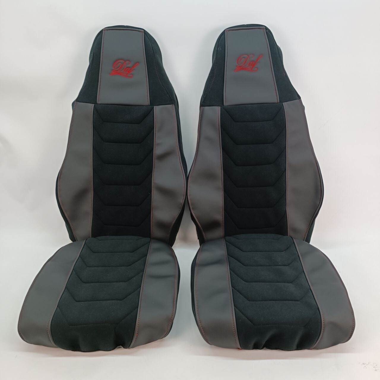 Чохол на сидіння Chess DAF XF95 105 CF85 75 65 LF (2002-2012) чорна шкіра-чорний велюр Чохол на сидіння Chess DAF XF95 105 CF85 75 65 LF (2002-2012) чорна шкіра-чорний велюр