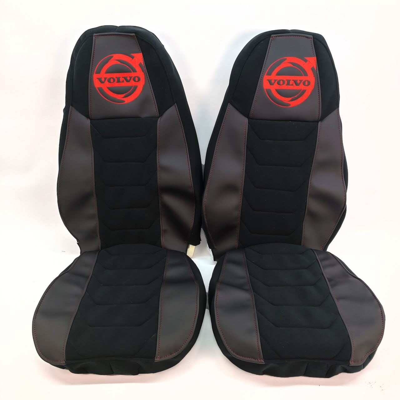 Чохол на сидіння Chess VOLVO FH FM (2014-...) чорний велюр - чорна шкіра Чохол на сидіння Chess VOLVO FH FM (2014-...) чорний велюр - чорна шкіра