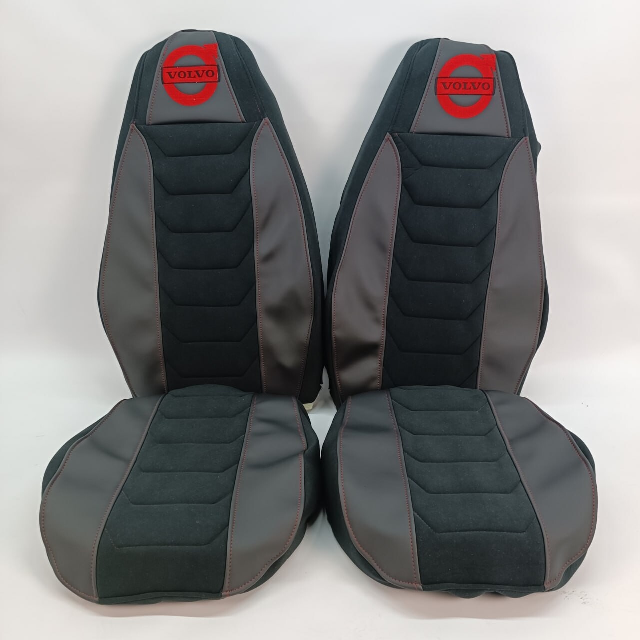 Чехол на сиденья Chess VOLVO FH FM (2002-2013) черный велюр - черная кожа Чехол на сиденья Chess VOLVO FH FM (2002-2013) черный велюр - черная кожа