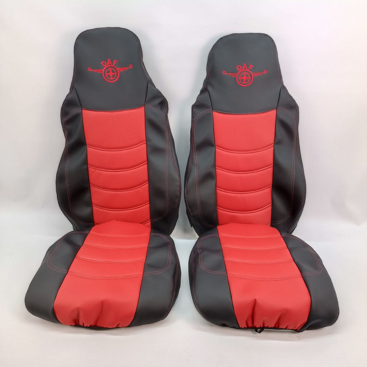 Чехол на сиденья DAF XF95 105 CF85 75 65 LF (2002-2012) перфорированная кожа красная - бока черная Чехол на сиденья DAF XF95 105 CF85 75 65 LF (2002-2012) перфорированная кожа красная - бока черная