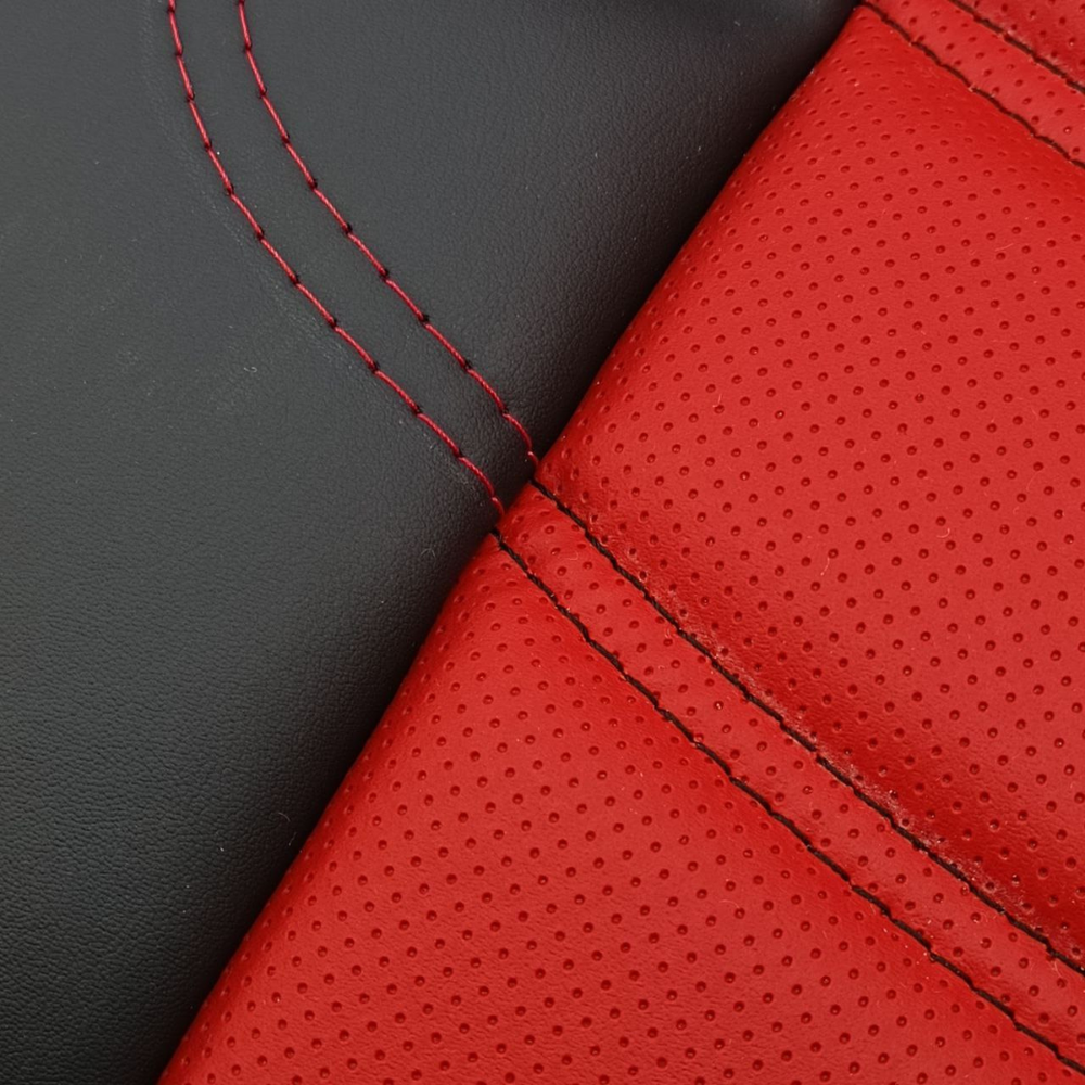 Чохол на сидіння DAF XF105 106 XG CF85 LF (2013-2024) перфорована шкіра червона - боки чорна Чохол на сидіння DAF XF105 106 XG CF85 LF (2013-2024) перфорована шкіра червона - боки чорна