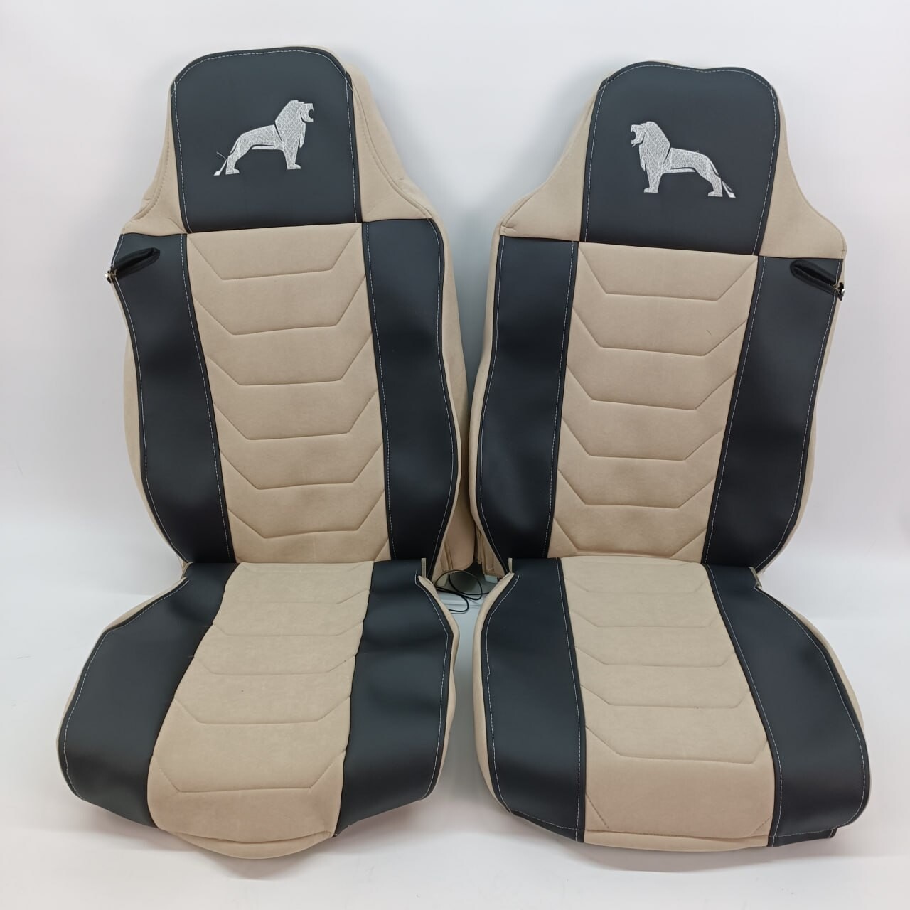 Чохол на сидіння Chess MAN TGX,TGA,TGL,TGM,TGS; (2007-2020) 2 ременя, водій та пасажир (Низький) бежевий велюр-чорна шкіра Чохол на сидіння Chess MAN TGX,TGA,TGL,TGM,TGS; (2007-2020) 2 ременя, водій та пасажир (Низький) бежевий велюр-чорна шкіра