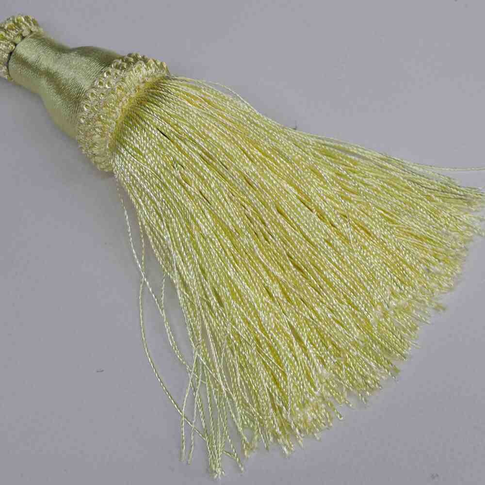 Кисточка из пряжи на верёвке бежевая с  присоской