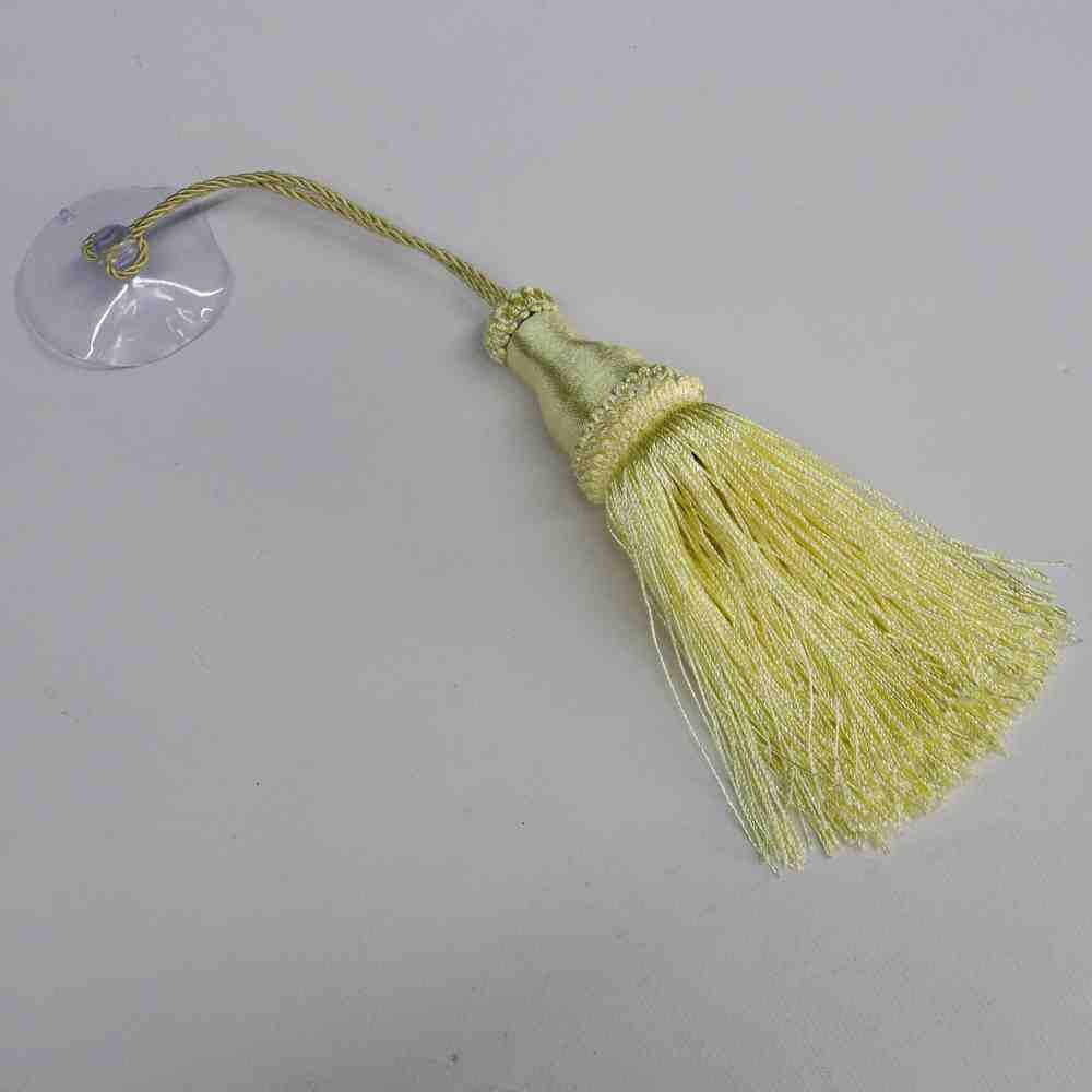 Кисточка из пряжи на верёвке бежевая с  присоской