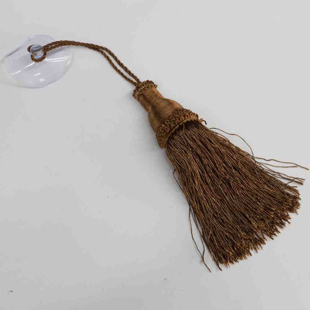 Кисточка из пряжи на верёвке коричневая с  присоской