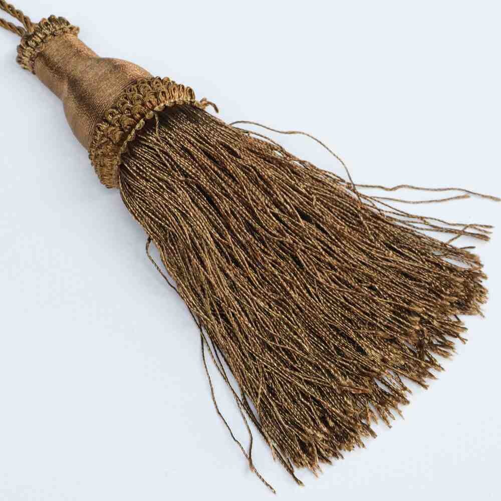 Кисточка из пряжи на верёвке коричневая с  присоской