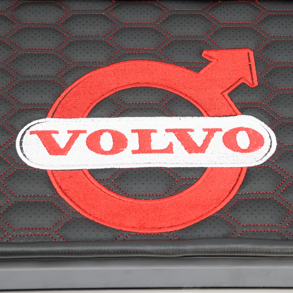 Полиця кабіни довга VOLVO FH 12\16 (2009-...) чорна з вишивкою\ST- Екошкіра стежка\ Полиця кабіни довга VOLVO FH 12\16 (2009-...) чорна з вишивкою\ST- Екошкіра стежка\