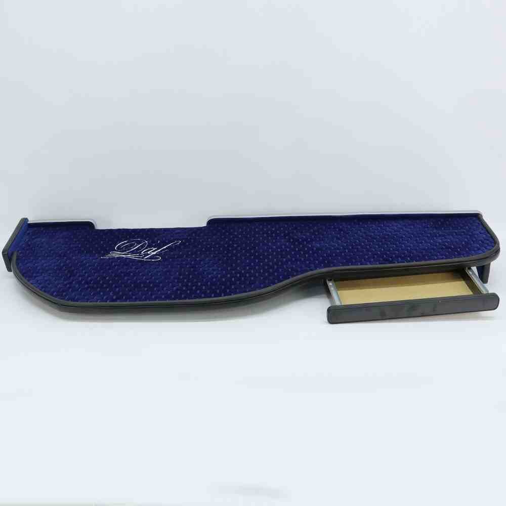 Полка кабины длинная DAF XF 106 Алькантара \синяя\вышивка Полка кабины длинная DAF XF 106 Алькантара \синяя\вышивка