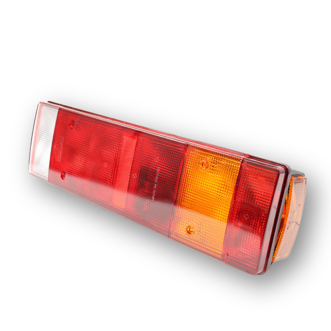 Фонарь задний 0030 Универсальный  правый\разъем AMP