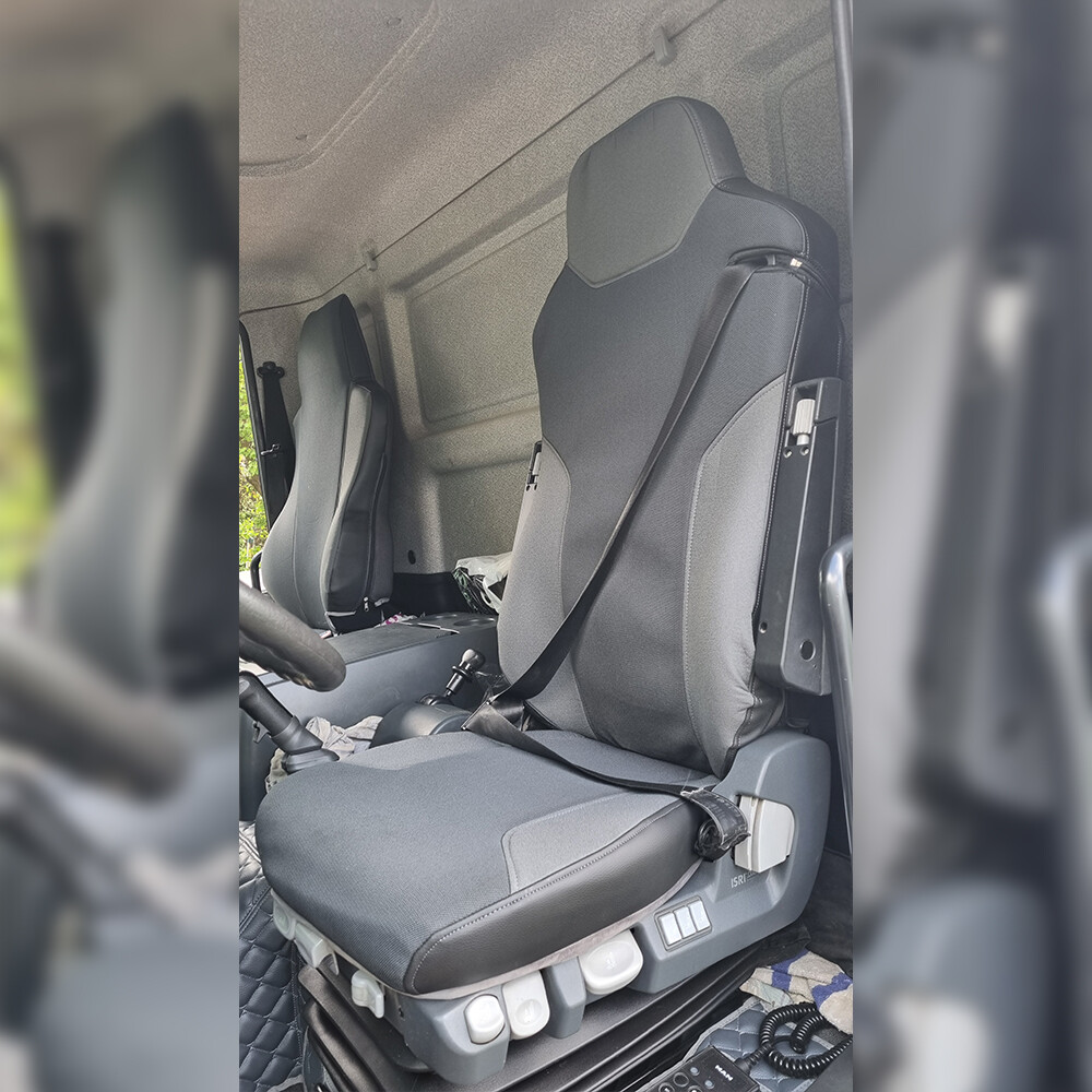 Чехол на сиденья MAN TGX,TGA,TGL,TGM,TGS; (2007-2020) 1 ремень, водитель (Низкий) пассажир (Высокий) серый Чехол на сиденья MAN TGX,TGA,TGL,TGM,TGS; (2007-2020) 1 ремень, водитель (Низкий) пассажир (Высокий) серый