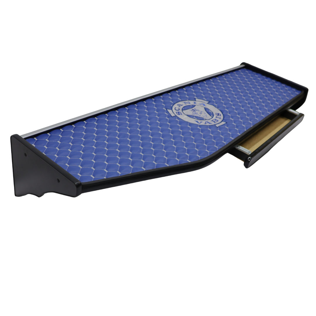 Полка кабины длинная SCANIA 420 R синяя с вышивкой\ST- Экокожа стёжка\ Полка кабины длинная SCANIA 420 R синяя с вышивкой\ST- Экокожа стёжка\