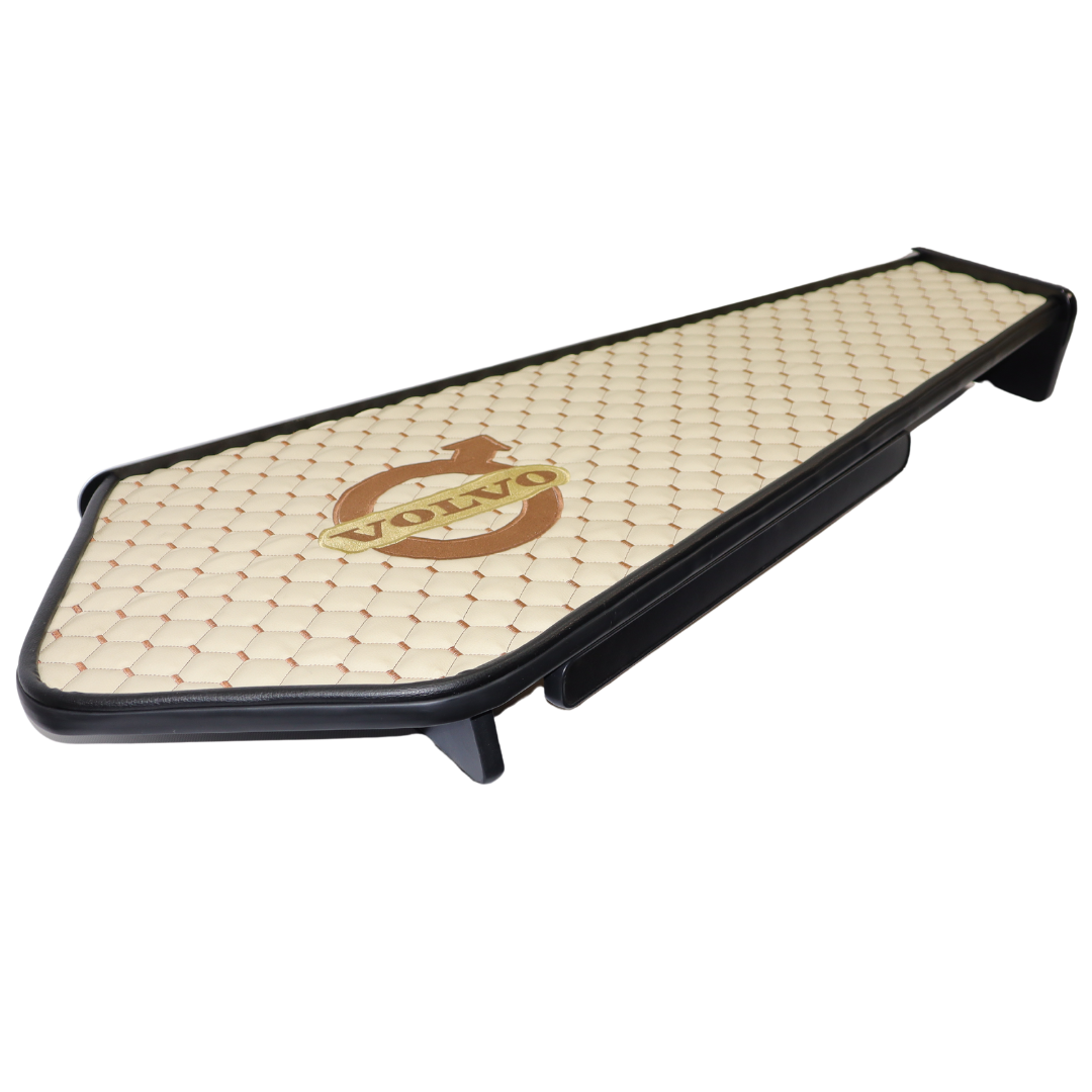 Полка кабины длинная VOLVO FH EURO 6 с 2014г. бежевая с вышивкой\ST- Экокожа стёжка\ Полка кабины длинная VOLVO FH EURO 6 с 2014г. бежевая с вышивкой\ST- Экокожа стёжка\