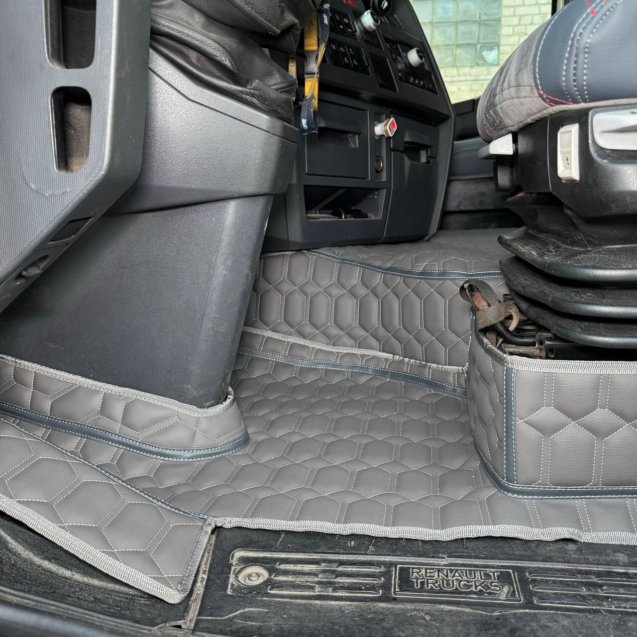 Килимок 3D Екошкіра RENAULT T з 2014 року; АКПП, сірий, Килимок 3D Екошкіра RENAULT T з 2014 року; АКПП, сірий,