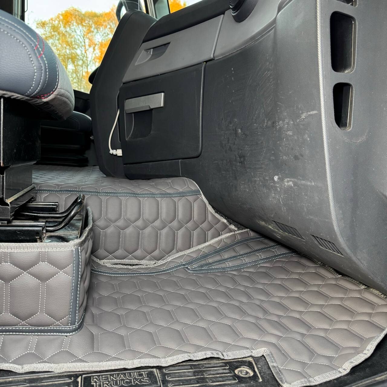 Килимок 3D Екошкіра RENAULT T з 2014 року; АКПП, сірий, Килимок 3D Екошкіра RENAULT T з 2014 року; АКПП, сірий,