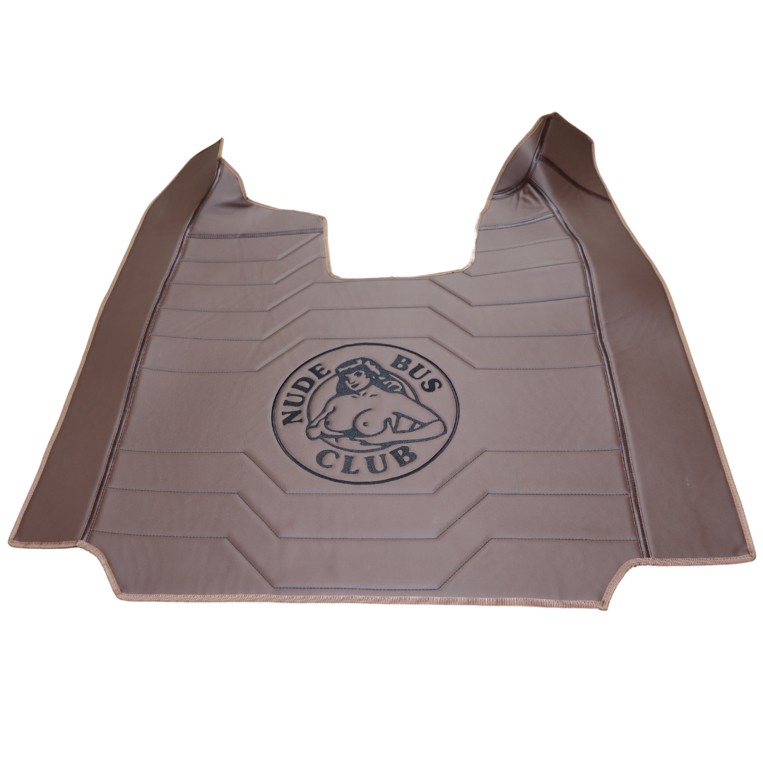 Килимок 3D Екошкіра SCANIA R 2014-2016; рестайлінг 2017; АКПП, з вишивкою "NUDE BUS CLUB" Килимок 3D Екошкіра SCANIA R 2014-2016; рестайлінг 2017; АКПП, з вишивкою "NUDE BUS CLUB"