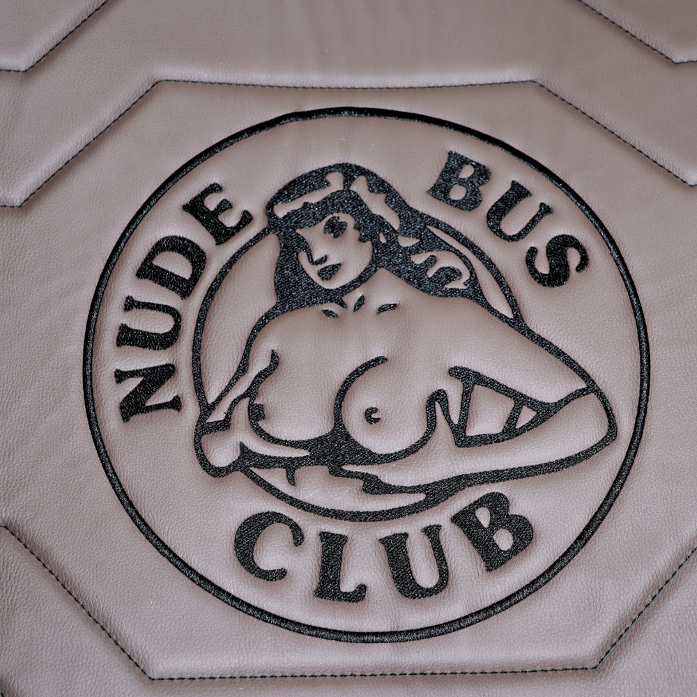 Килимок 3D Екошкіра SCANIA R 2014-2016; рестайлінг 2017; АКПП, з вишивкою "NUDE BUS CLUB" Килимок 3D Екошкіра SCANIA R 2014-2016; рестайлінг 2017; АКПП, з вишивкою "NUDE BUS CLUB"