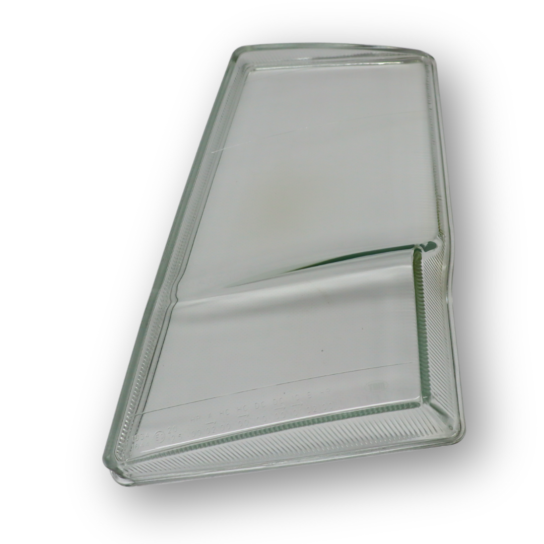 Стекло фары VOLVO FH, FH12, FH16, FM (2002-2008) с уплотнителем, левое (TBM) Стекло фары VOLVO FH, FH12, FH16, FM (2002-2008) с уплотнителем, левое (TBM)