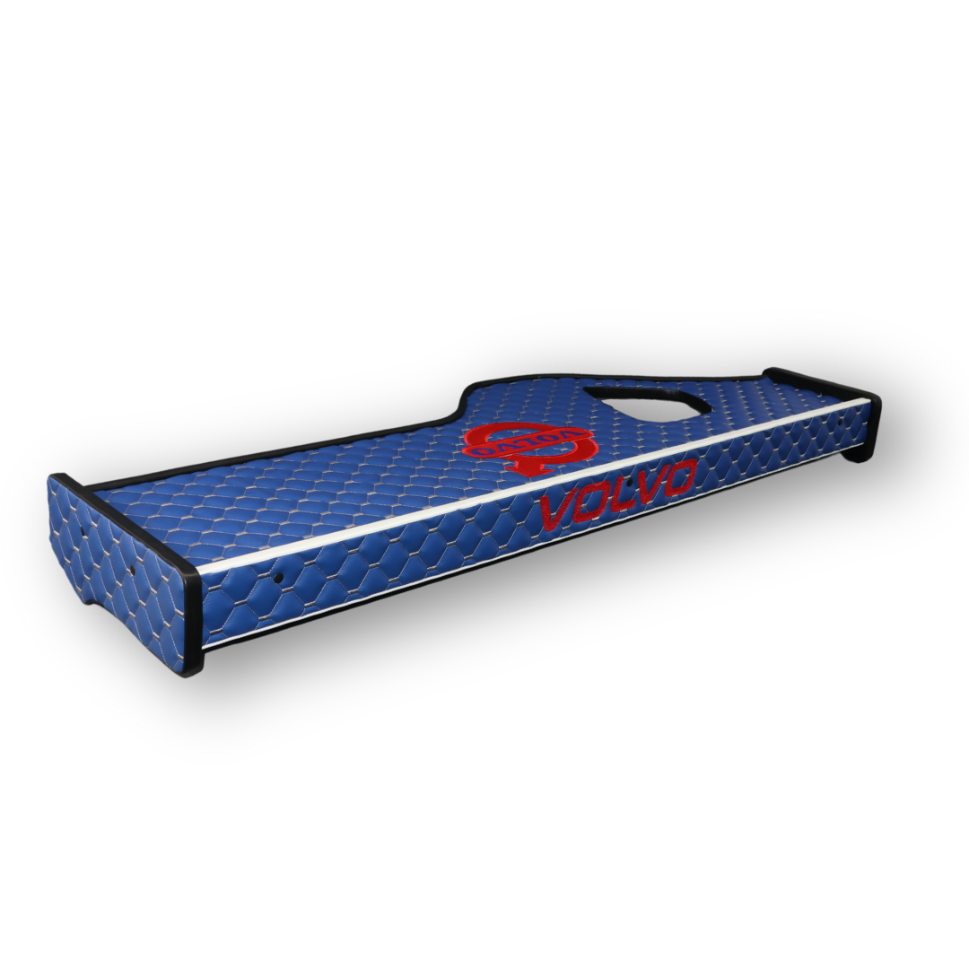 Полиця кабіни довга VOLVO FH 12\16 з 2002; синя; ST - Екошкіра стежка; вся в шкірі; вишивка Полиця кабіни довга VOLVO FH 12\16 з 2002; синя; ST - Екошкіра стежка; вся в шкірі; вишивка