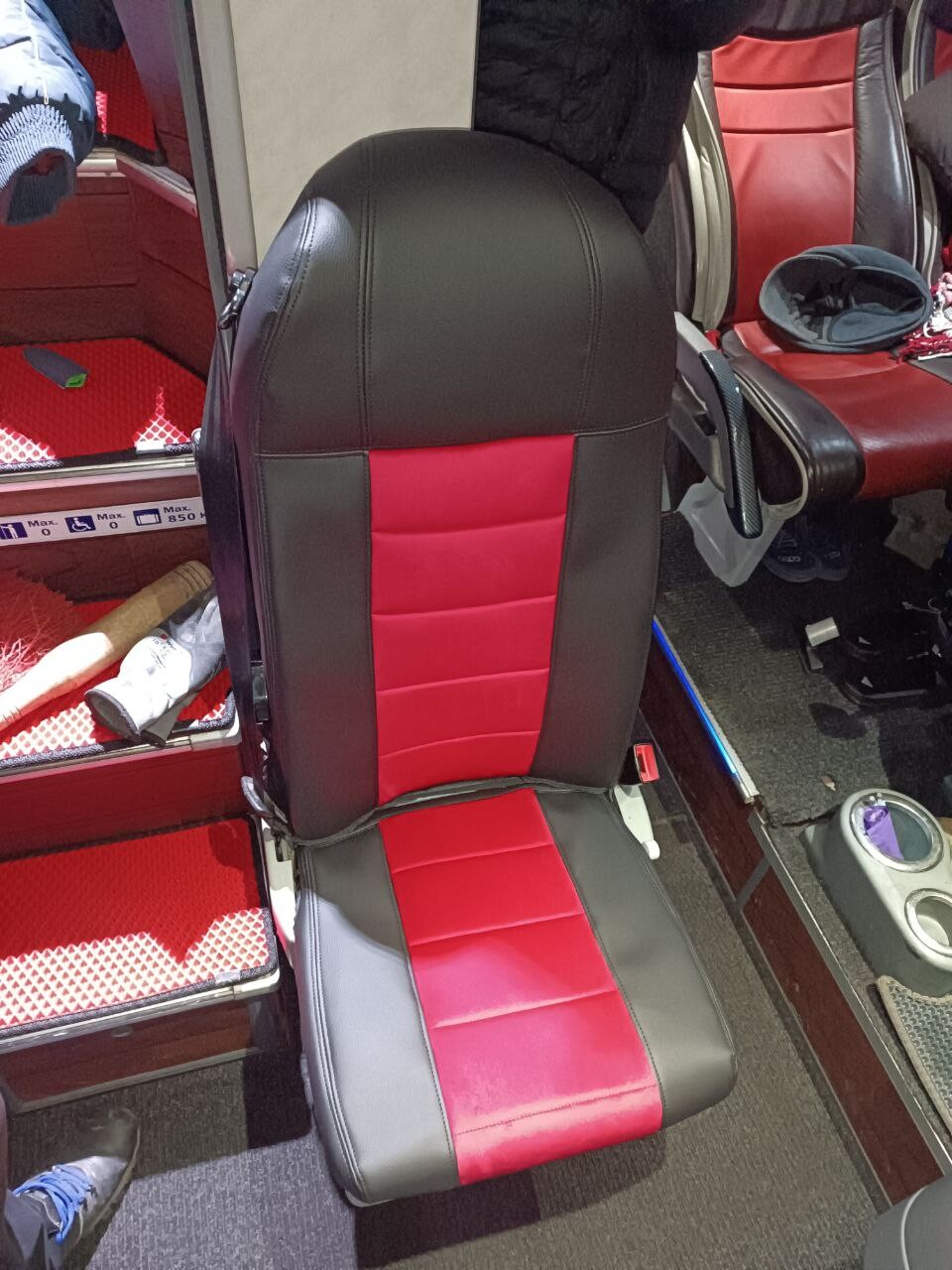 Чехол на сиденья IVECO STRALIS S-WAY 2019-2024 \ VANHOOL (автобус) черно - красный Чехол на сиденья IVECO STRALIS S-WAY 2019-2024 \ VANHOOL (автобус) черно - красный