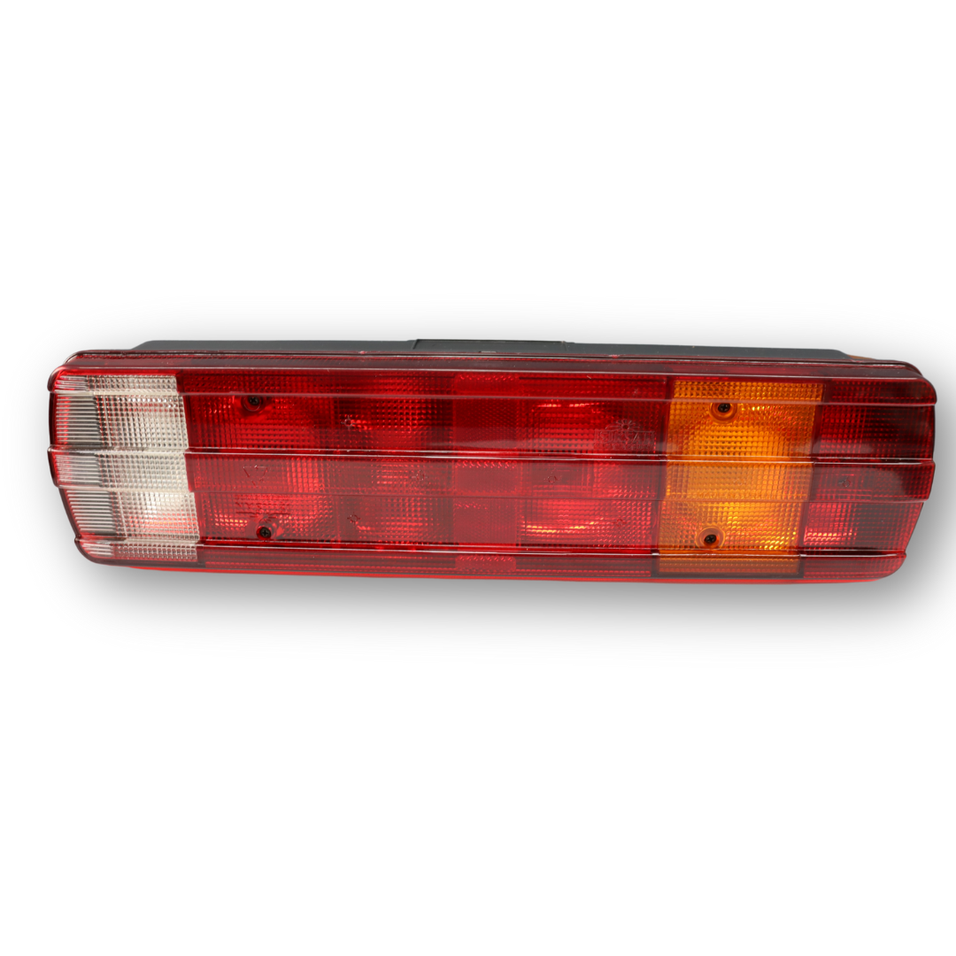 Фонарь задний VOLVO\SCANIA; левый; рифлёное стекло; с разъем "AMP" (ISS) Фонарь задний VOLVO\SCANIA; левый; рифлёное стекло; с разъем "AMP" (ISS)