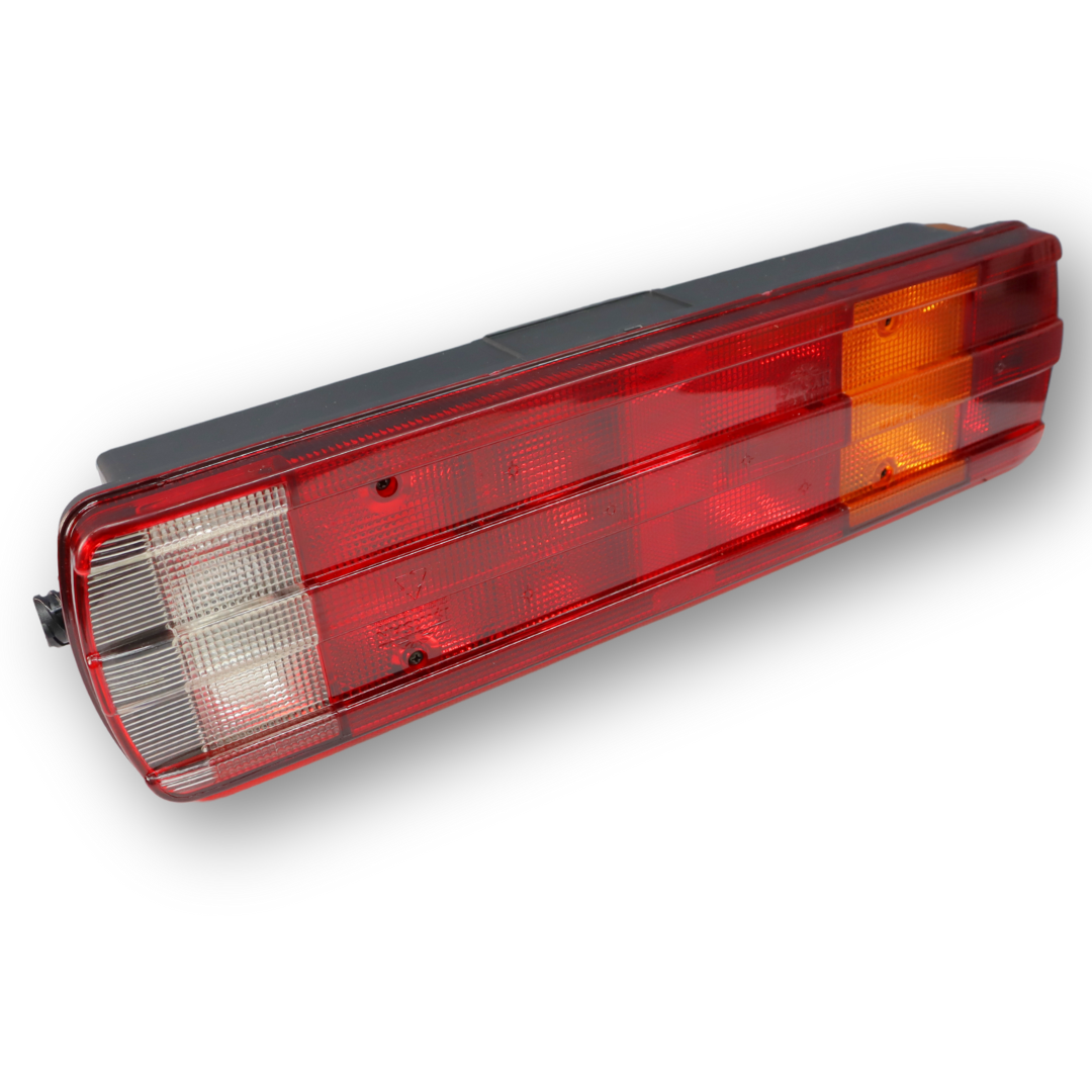 Фонарь задний VOLVO\SCANIA; левый; рифлёное стекло; с разъем "AMP" (ISS) Фонарь задний VOLVO\SCANIA; левый; рифлёное стекло; с разъем "AMP" (ISS)