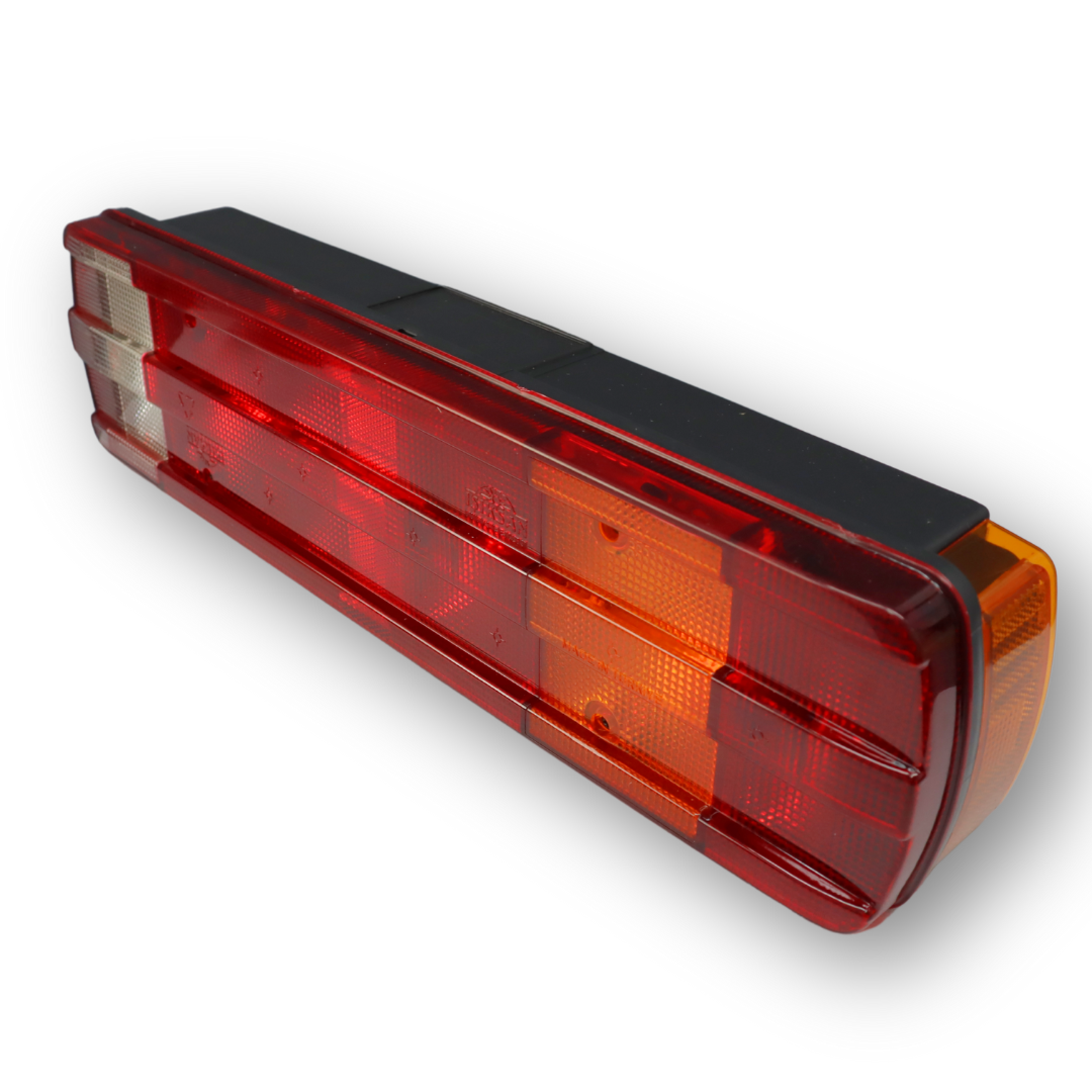 Фонарь задний VOLVO\SCANIA; левый; рифлёное стекло; с разъем "AMP" (ISS) Фонарь задний VOLVO\SCANIA; левый; рифлёное стекло; с разъем "AMP" (ISS)