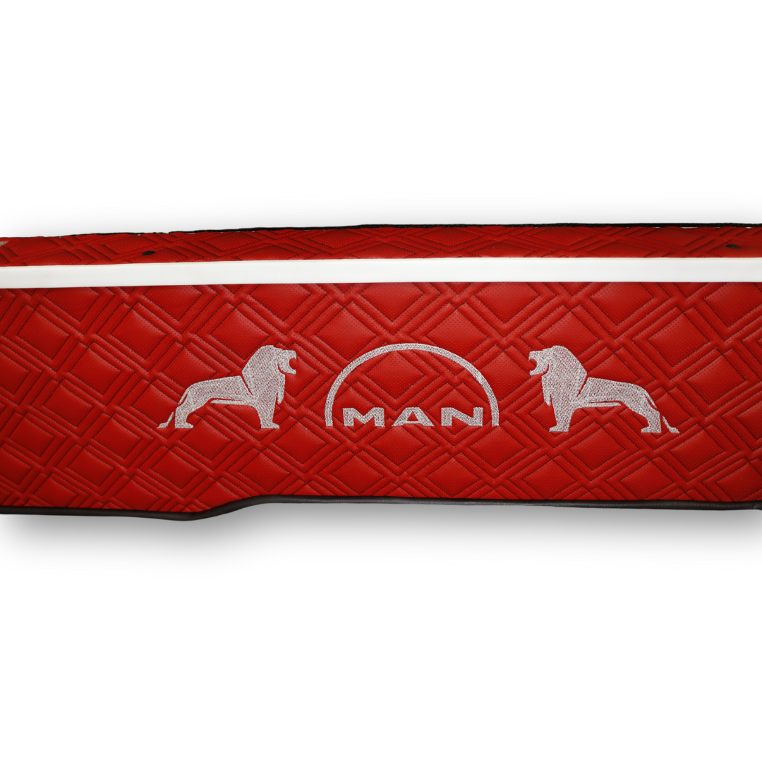 Полка кабины длинная MAN TGX; красная перфорация с вышивкой; ST - Экокожа стёжка (вся в коже) Полка кабины длинная MAN TGX; красная перфорация с вышивкой; ST - Экокожа стёжка (вся в коже)