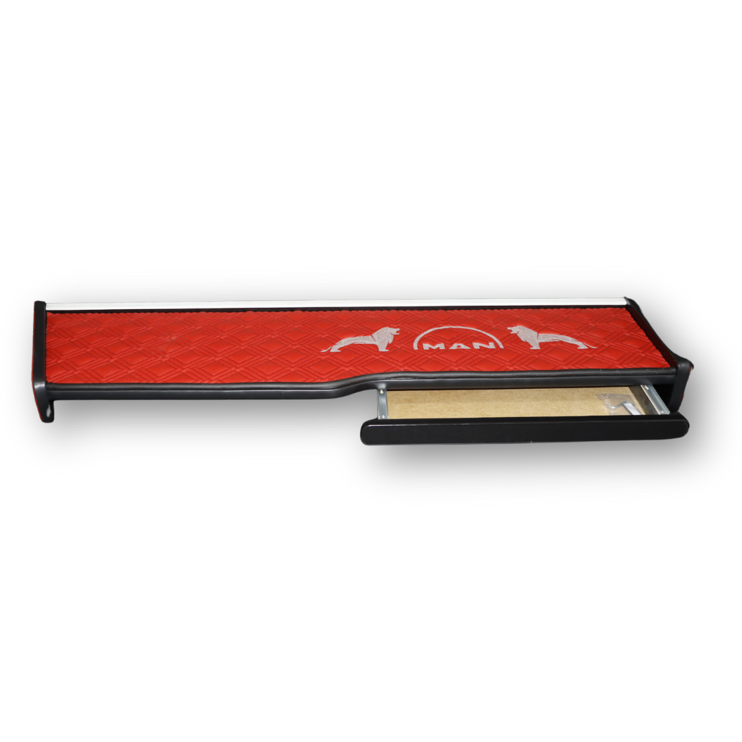 Полка кабины длинная MAN TGX; красная перфорация с вышивкой; ST - Экокожа стёжка (вся в коже) Полка кабины длинная MAN TGX; красная перфорация с вышивкой; ST - Экокожа стёжка (вся в коже)