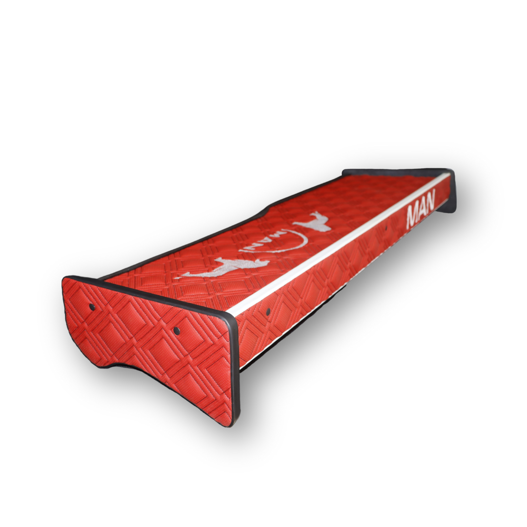 Полка кабины длинная MAN TGX; красная перфорация с вышивкой; ST - Экокожа стёжка (вся в коже) Полка кабины длинная MAN TGX; красная перфорация с вышивкой; ST - Экокожа стёжка (вся в коже)