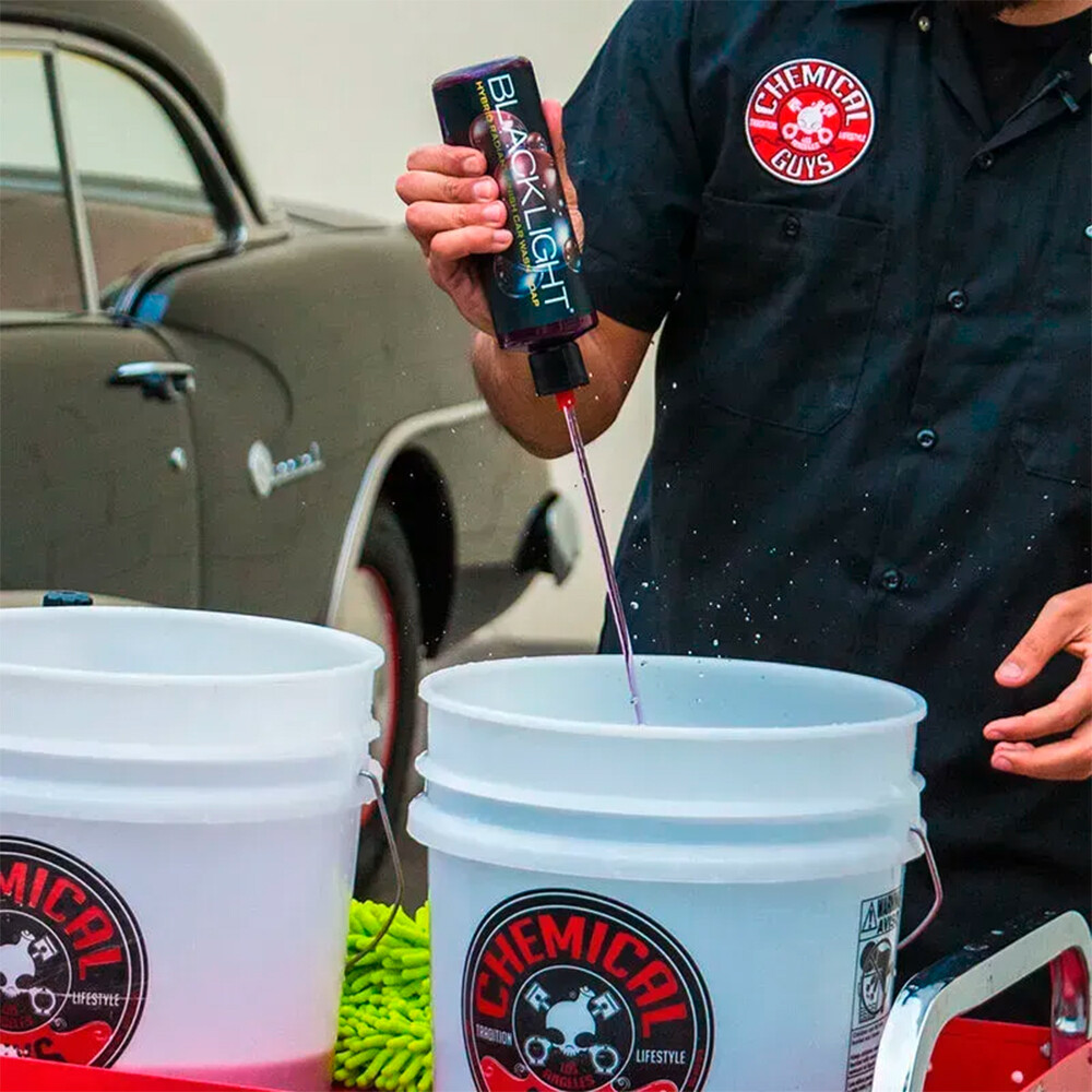 Автошампунь для черных и темных оттенков Black Light Hybrid Radiant Finish Car Wash Soap for Black and Dark Colored Cars - 473мл Автошампунь для черных и темных оттенков Black Light Hybrid Radiant Finish Car Wash Soap for Black and Dark Colored Cars - 473мл