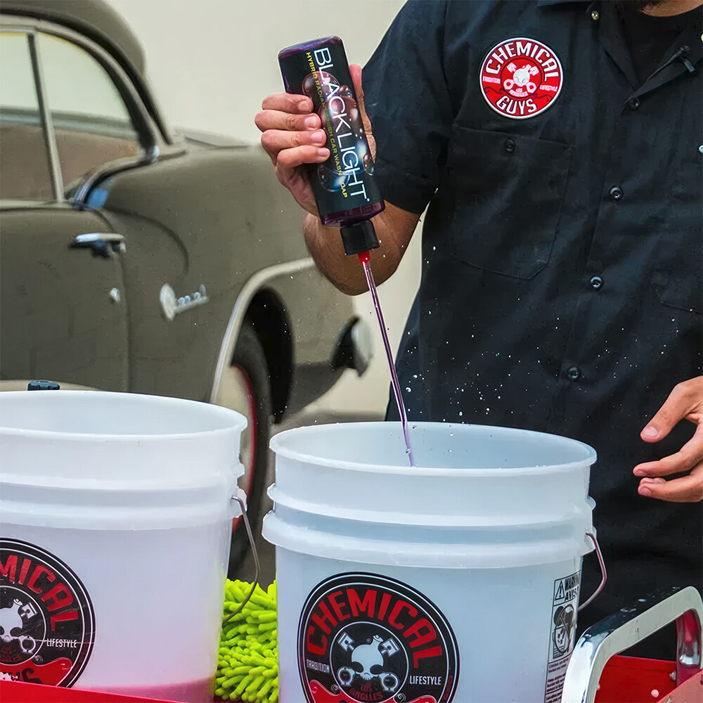 Автошампунь для черных и темных оттенков Black Light Hybrid Radiant Finish Car Wash Soap For Black and Dark Colored Cars - 3785мл