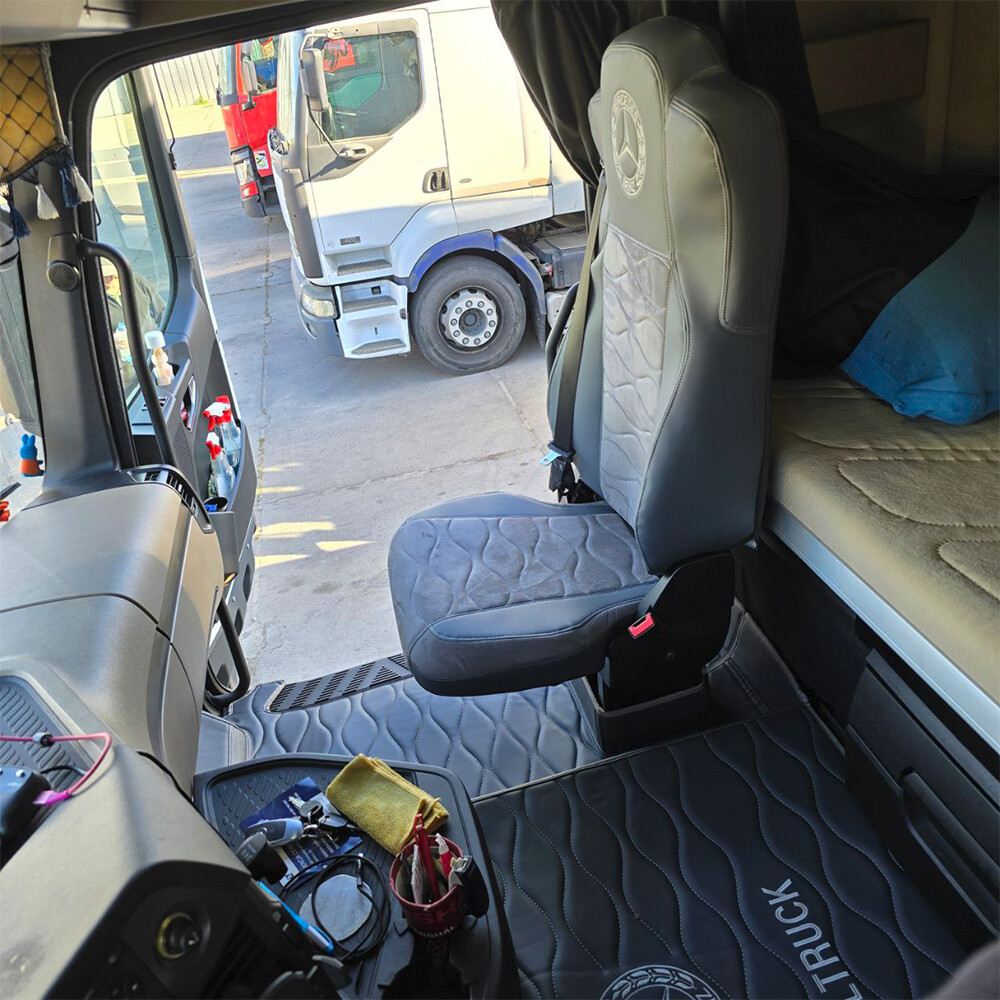 Чехол на сиденья Mercedes ATEGO/AXOR/ACTROS, 2 ремня  пассажир складное, кожа-алькантара