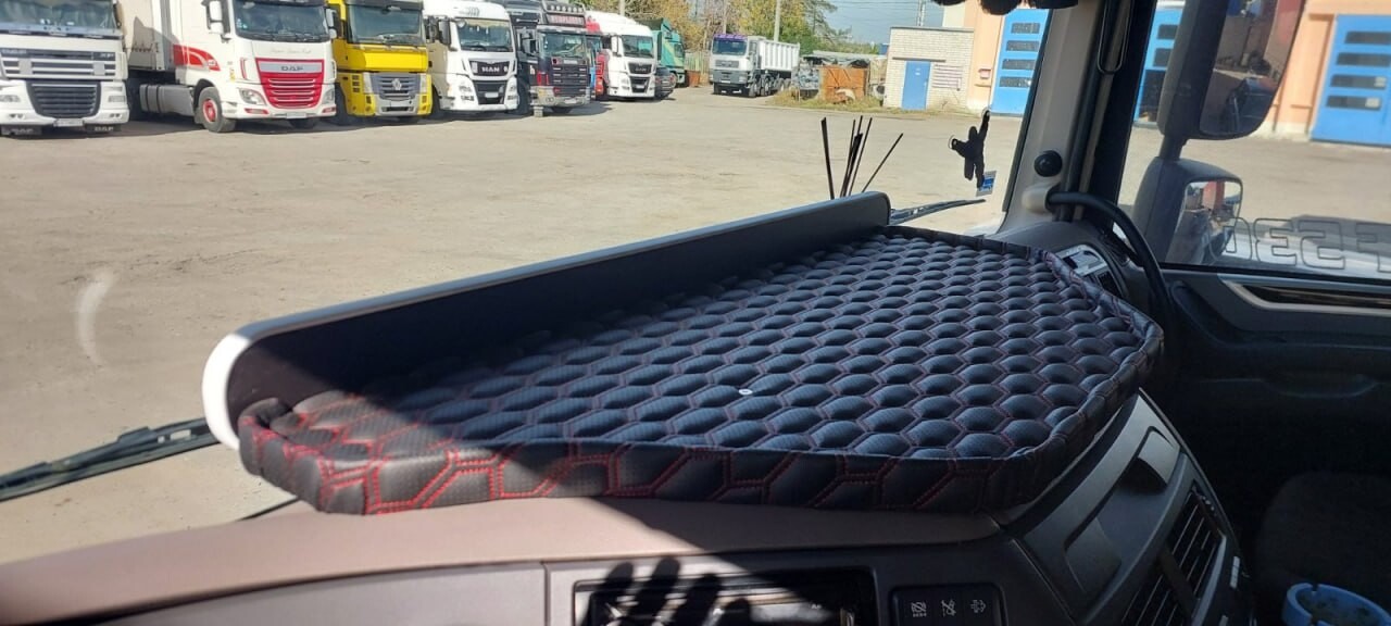 Полка кабины DAF 106 черная перфорация, ST- Экокожа стёжка красная Полка кабины DAF 106 черная перфорация, ST- Экокожа стёжка красная