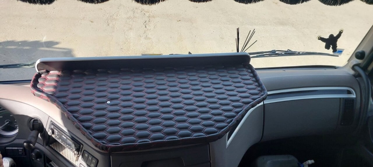 Полка кабины DAF 106 черная перфорация, ST- Экокожа стёжка красная Полка кабины DAF 106 черная перфорация, ST- Экокожа стёжка красная