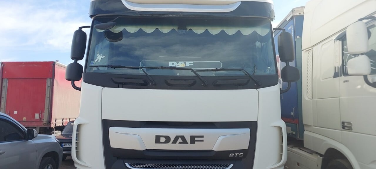 Полка кабины DAF 106 черная перфорация, ST- Экокожа стёжка красная Полка кабины DAF 106 черная перфорация, ST- Экокожа стёжка красная