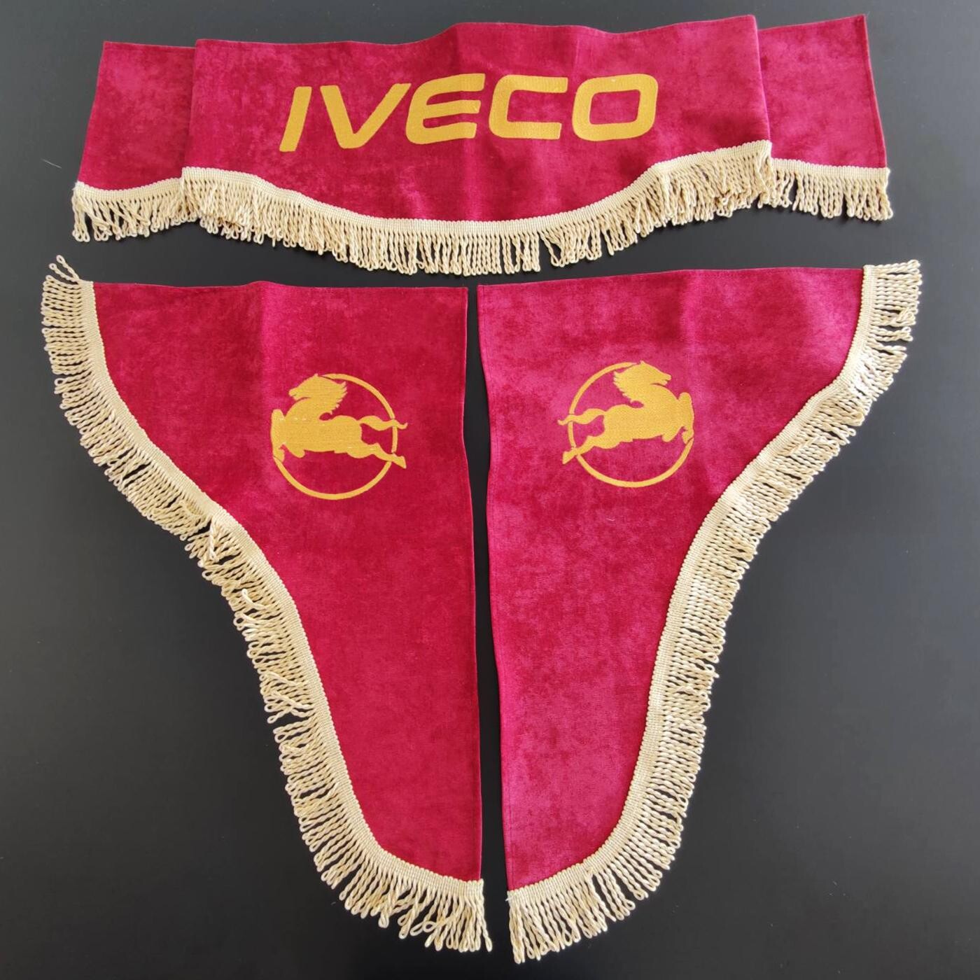 Шторка комп. IVECO красная (вышивка)