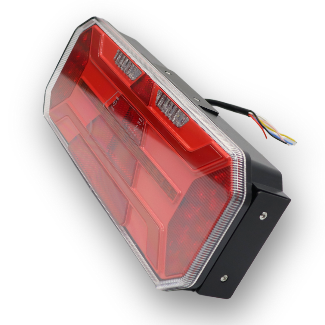 Фонарь задний FERZE 350х131х60 \лев.\ бег.указ.поворота , каб. подсв. ном. Фонарь задний FERZE 350х131х60 \лев.\ бег.указ.поворота , каб. подсв. ном.