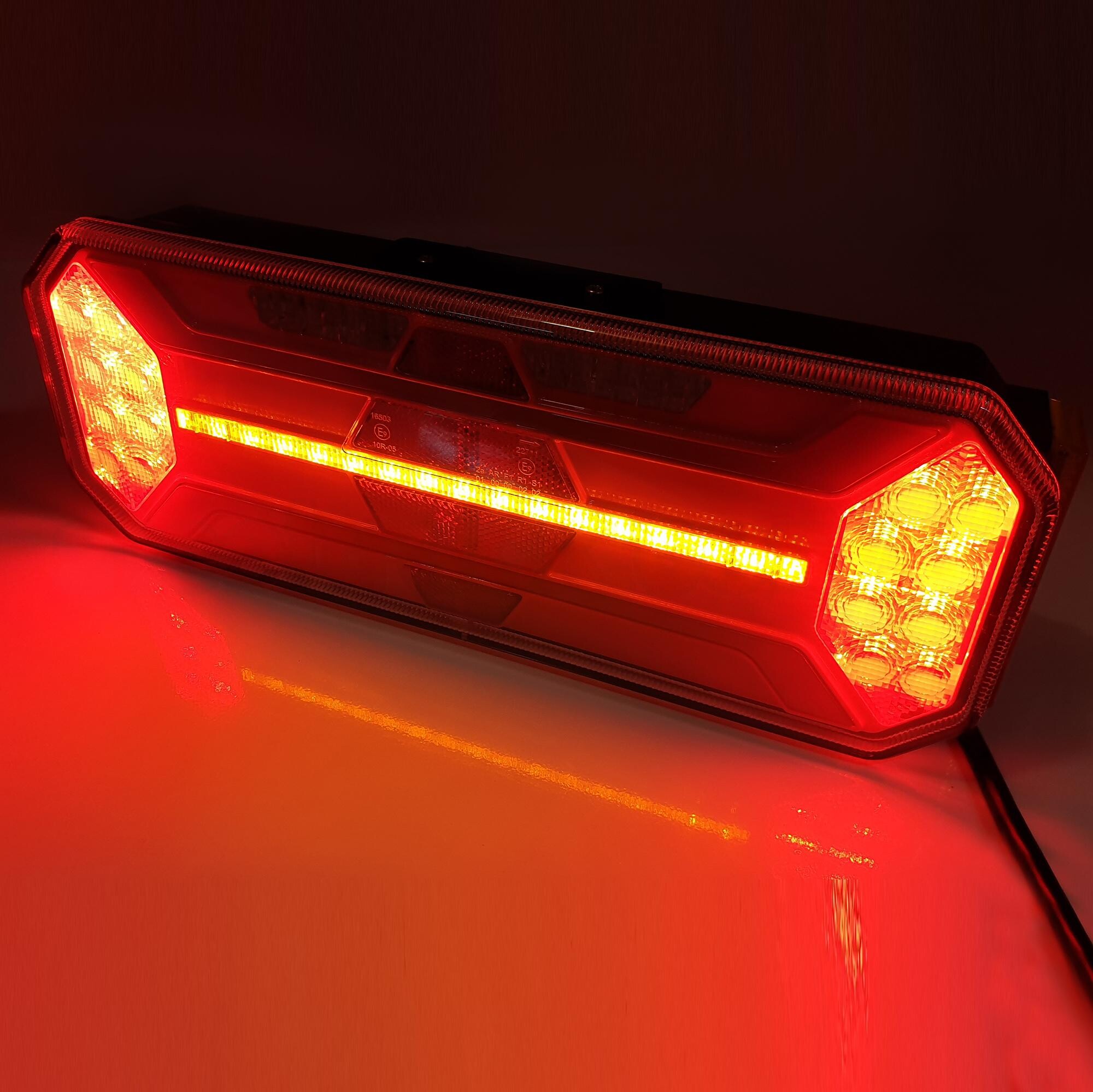 Фонарь задний FERZE 350х131х60 \прав.\ бег.указ.поворота , каб. подсв. ном. Фонарь задний FERZE 350х131х60 \прав.\ бег.указ.поворота , каб. подсв. ном.