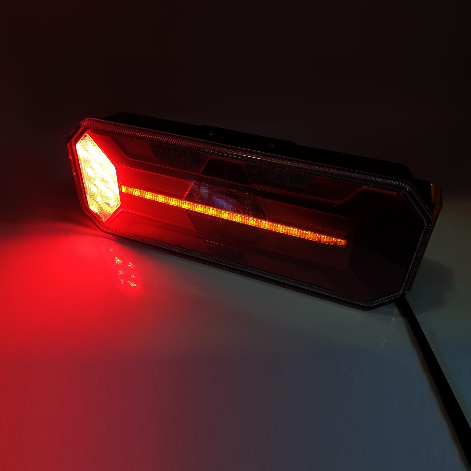 Фонарь задний FERZE 350х131х60 \прав.\ бег.указ.поворота , каб. подсв. ном. Фонарь задний FERZE 350х131х60 \прав.\ бег.указ.поворота , каб. подсв. ном.