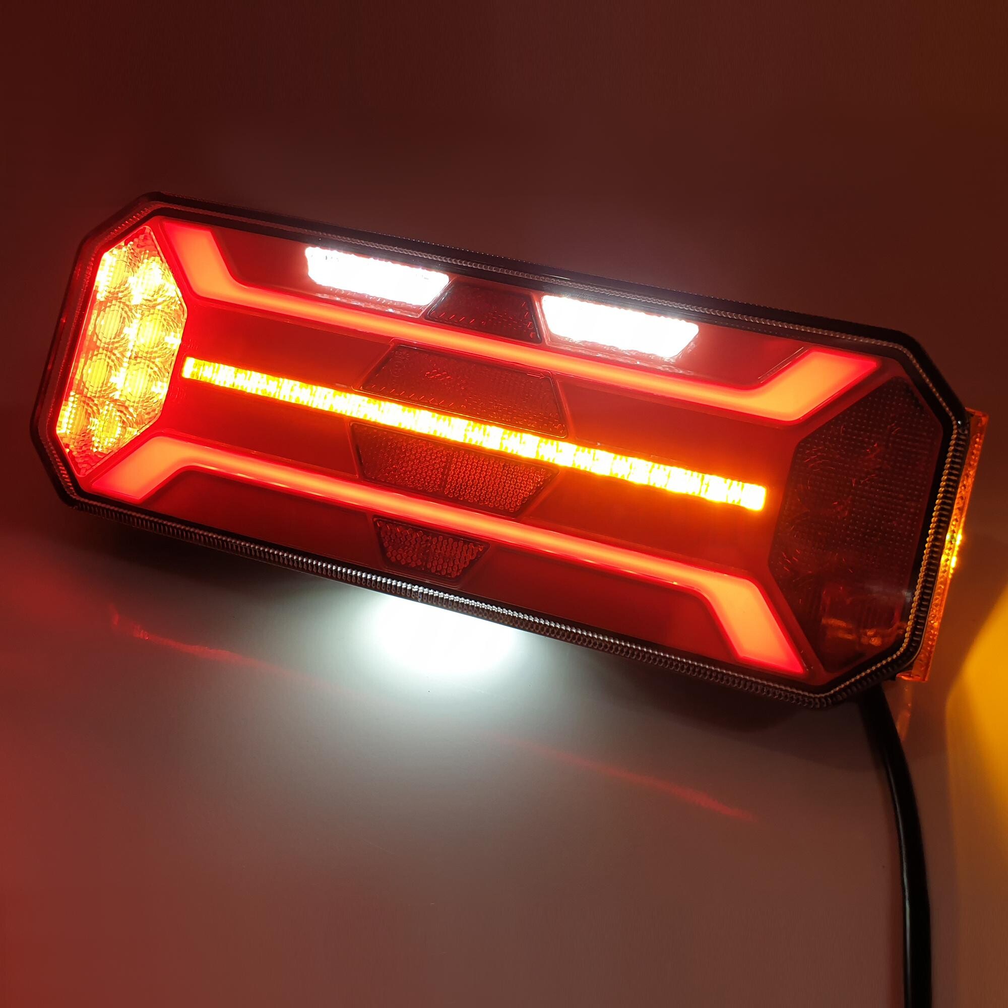 Фонарь задний FERZE 350х131х60 \прав.\ бег.указ.поворота , каб. подсв. ном. Фонарь задний FERZE 350х131х60 \прав.\ бег.указ.поворота , каб. подсв. ном.