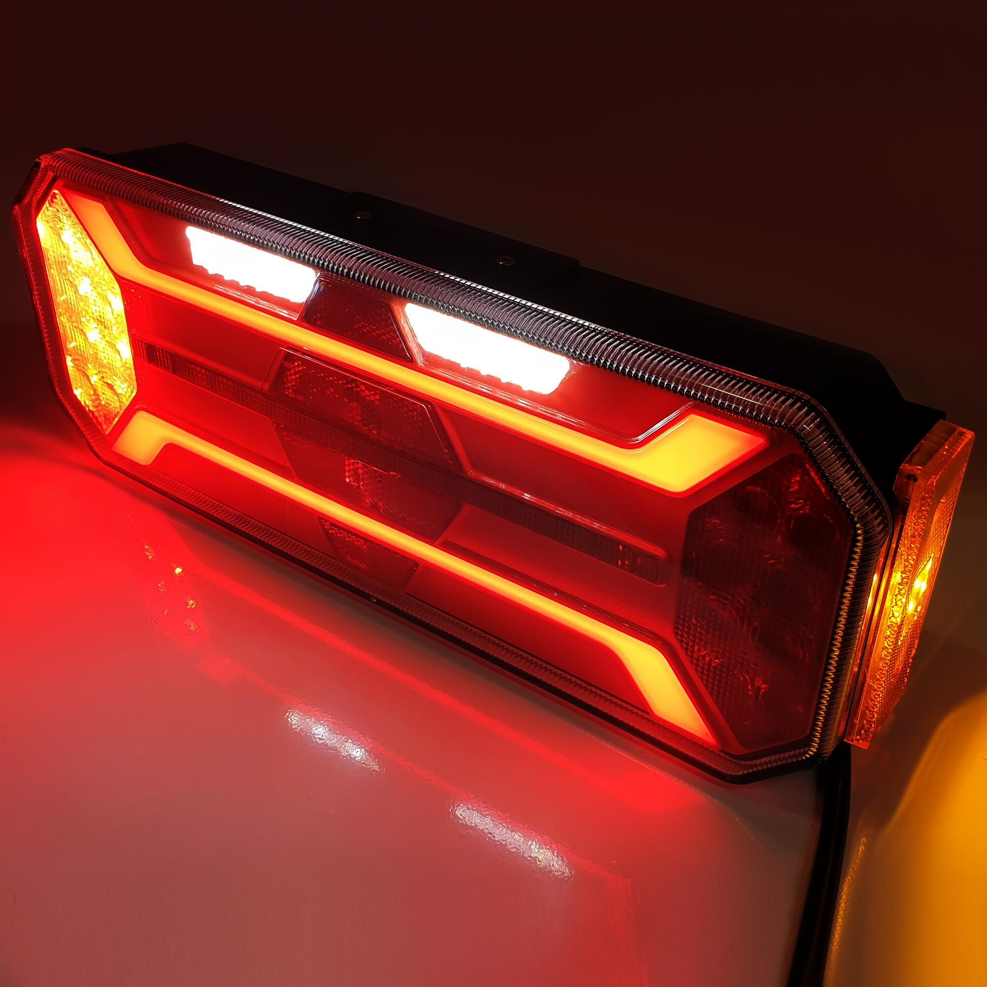 Фонарь задний FERZE 350х131х60 \прав.\ бег.указ.поворота , каб. подсв. ном. Фонарь задний FERZE 350х131х60 \прав.\ бег.указ.поворота , каб. подсв. ном.