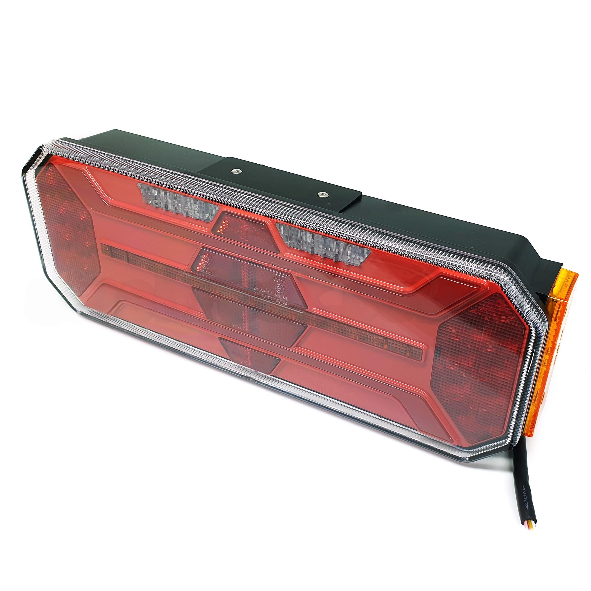 Фонарь задний FERZE 350х131х60 \прав.\ бег.указ.поворота , каб. подсв. ном. Фонарь задний FERZE 350х131х60 \прав.\ бег.указ.поворота , каб. подсв. ном.