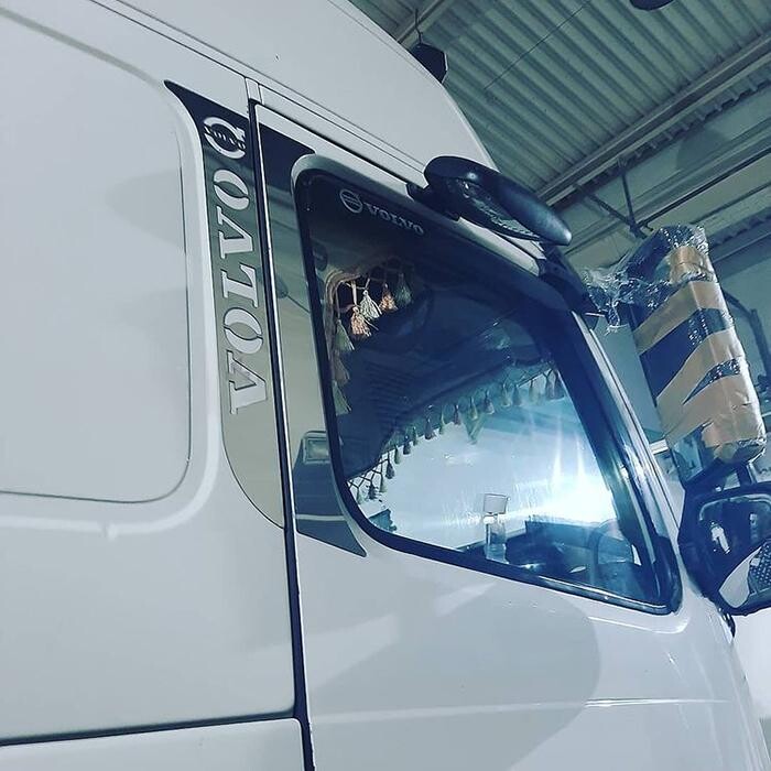 Накладка на кабину спальник- дверь VOLVO Накладка на кабину спальник- дверь VOLVO