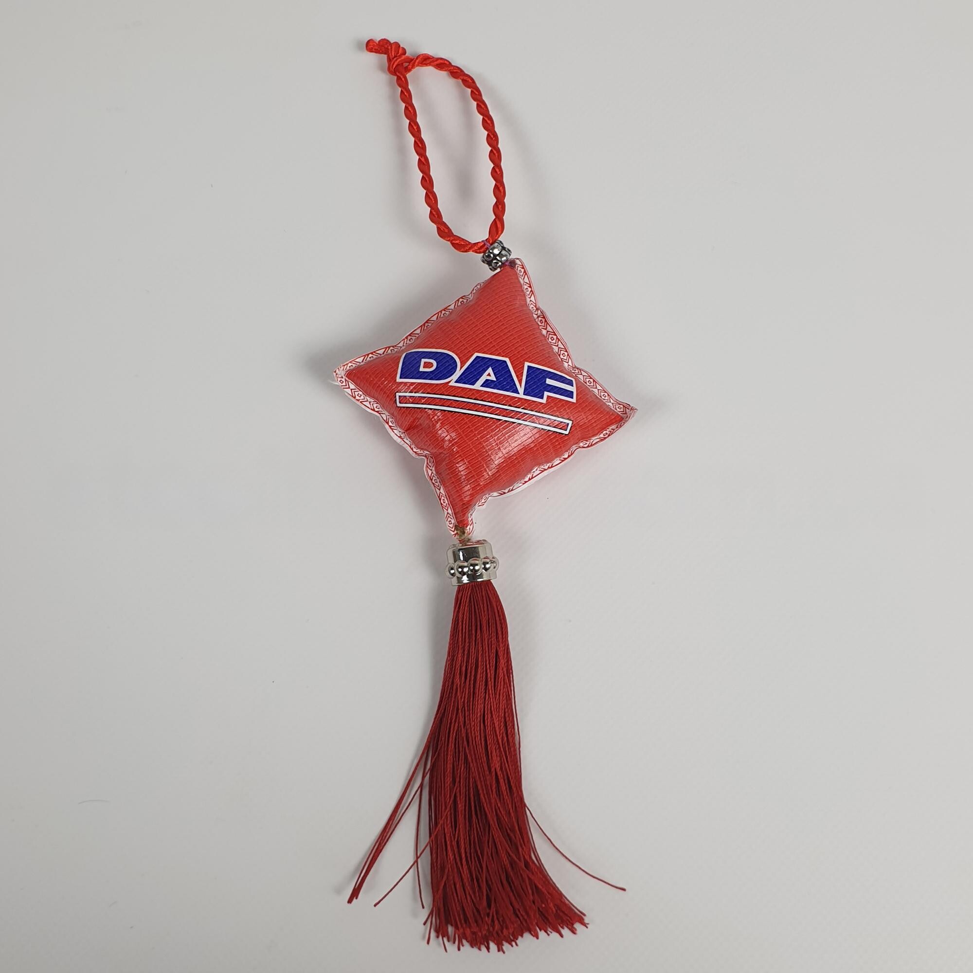 Декоративная подушка-кисточка DAF красная