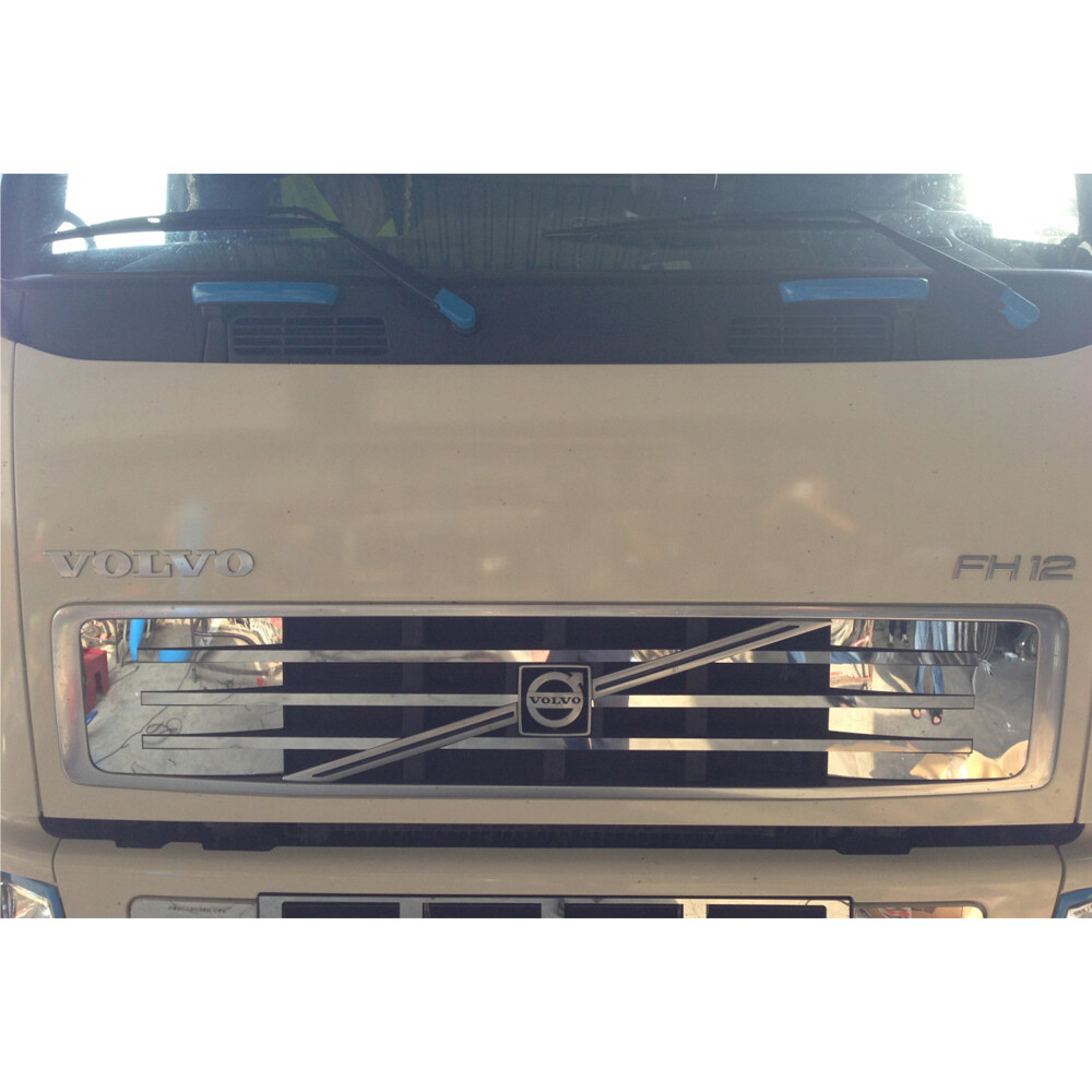 Накладка  на переднею решетку радиатора VOLVO